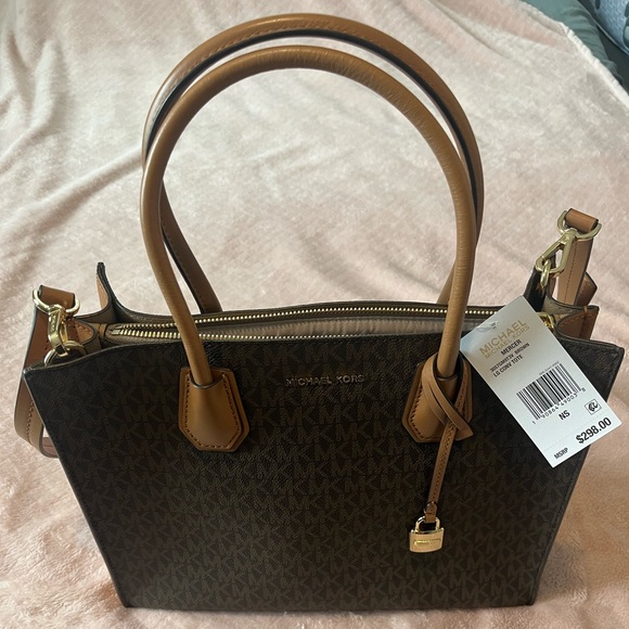Michael Kors Large Monogram Tote Bag - Picture 4 of 8